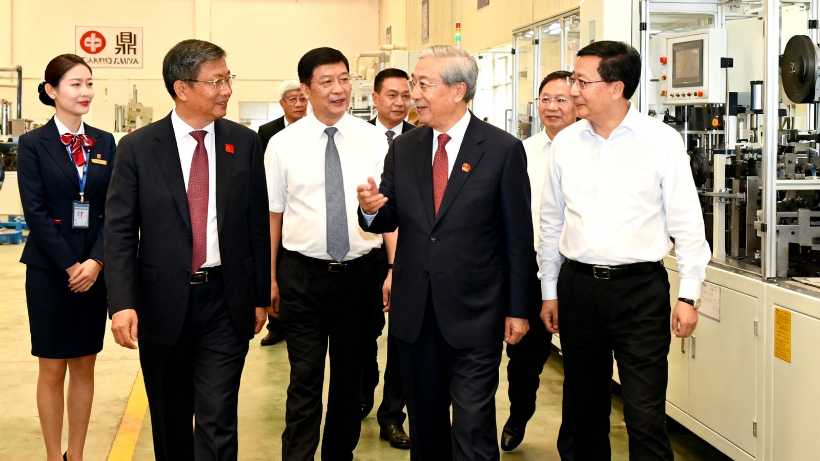 东南亚某国副总理率领的代表团在广东考察期间，玖鼎礼宾专员全程陪同引导，代表团成员在参观企业生产线时与中方人员交流。